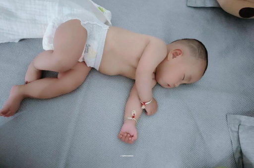 甘孜三个月宝宝抬头不稳 甘孜三个月宝宝抬头不稳